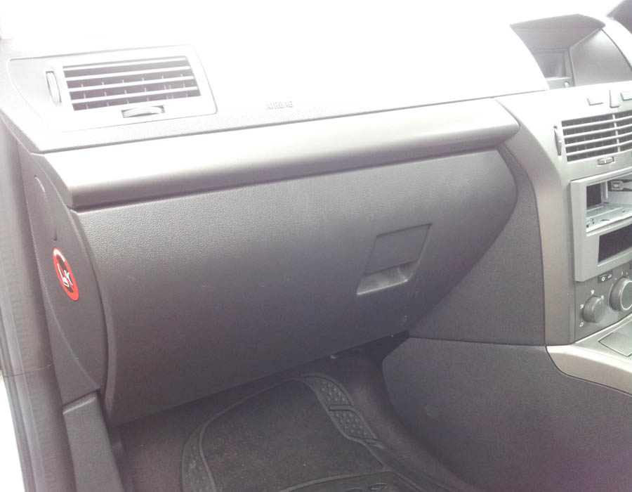 Vauxhall Astra Life glove-box-handle